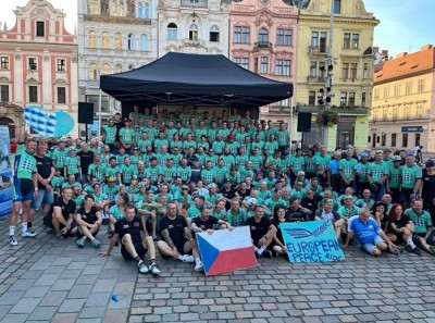 Gruppe Paracycler auf einem Marktplatz vor einem Festzelt als Gruppe versammelt.